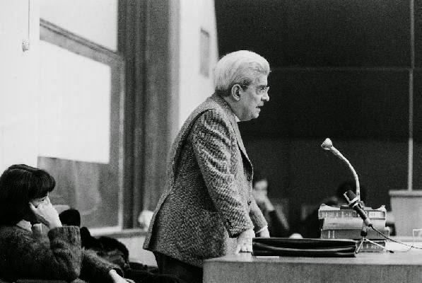  Jacques Lacan lecturing at the École Freudienne de Paris, 1973. CC 